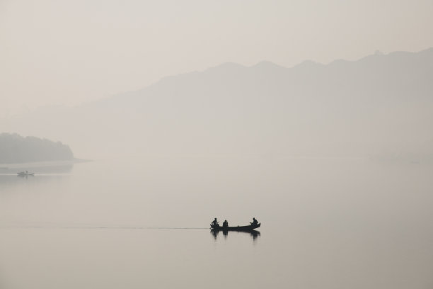 孟加拉国一艘船上的渔民图片下载