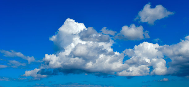 蓬松的云彩图片下载