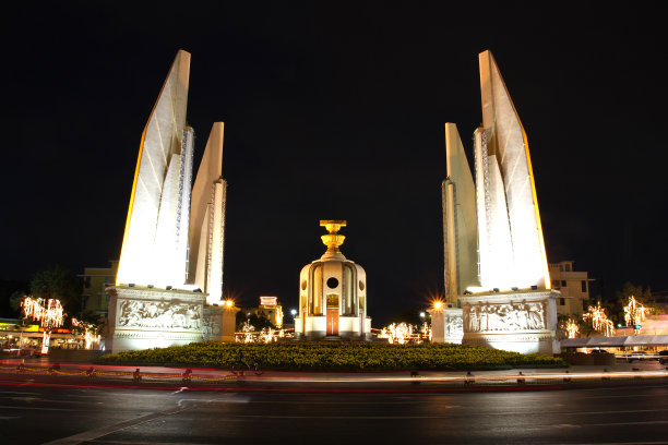 晚上的民主纪念碑，曼谷，泰国。图片下载