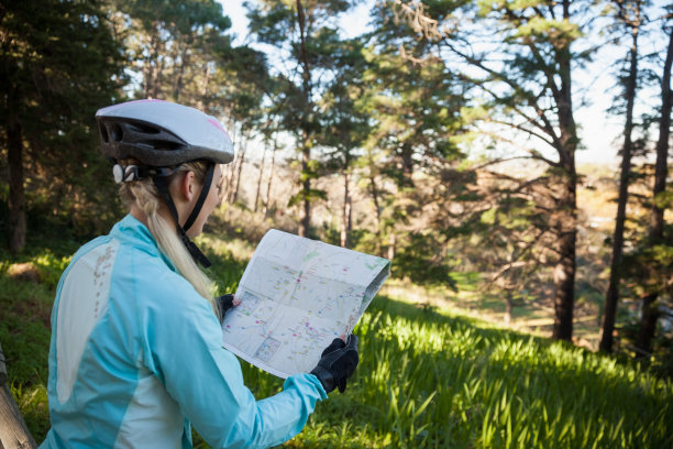 女山地自行车手在看地图图片下载