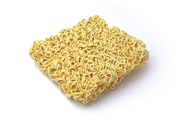倾斜的实例面条在白色的背景。图片下载