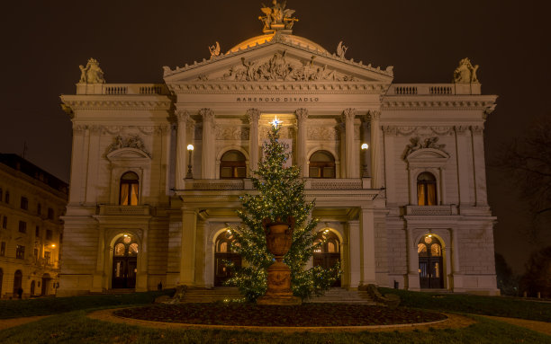 布尔诺的马亨剧院，圣诞前夜，正面图片下载