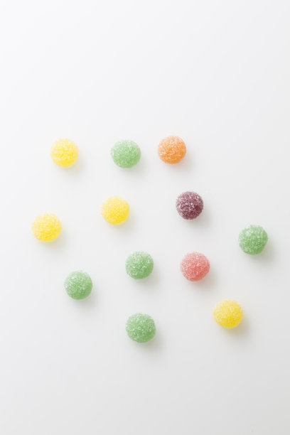 黄色，橙色，绿色，粉色和棕色的糖果。图片下载