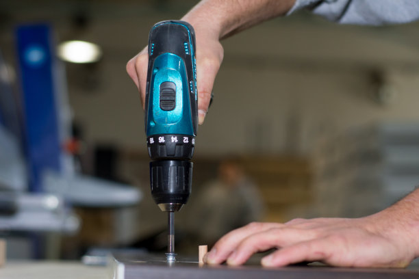 钻枪木厂。士兵们用他的钻孔枪。特写照片图片下载