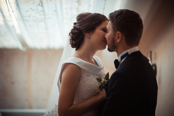 一个美丽的新娘和新郎的肖像图片下载