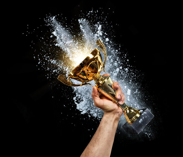 举着金杯的男人图片下载