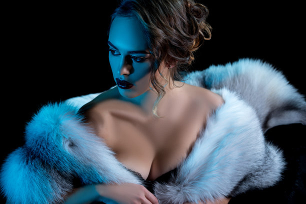 奢华的女人与深领口摆姿势在皮草图片下载