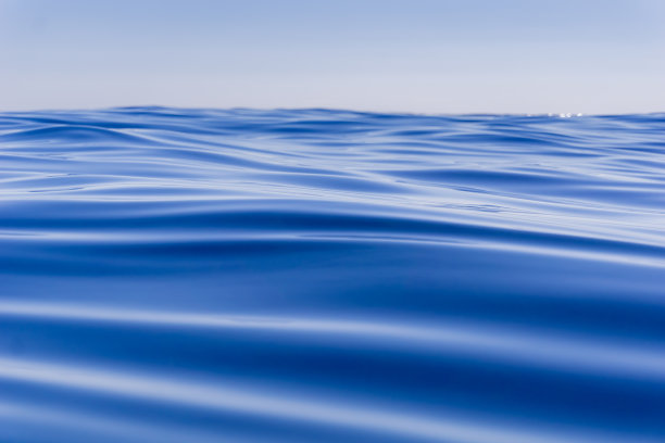 摘要背景深蓝色海洋运动离焦至地平图片下载