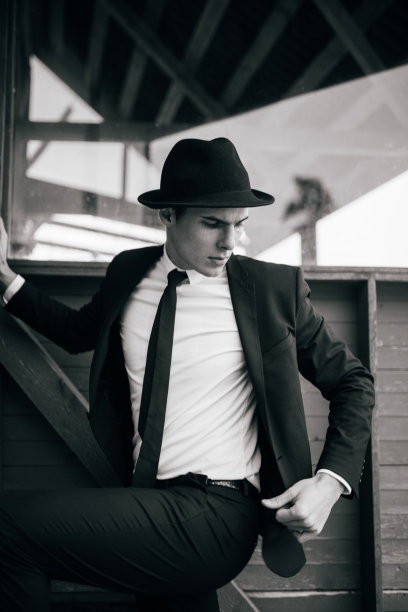 一个男人站在木屋的后面图片下载