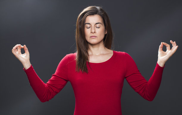 放松30岁女性冥想与瑜伽技术的和谐图片下载