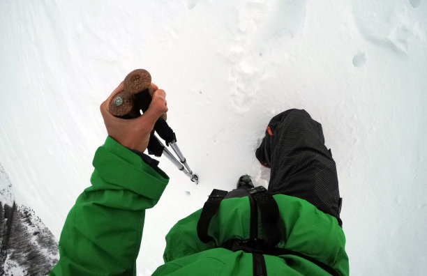 男人在雪地里徒步旅行(POV)图片下载