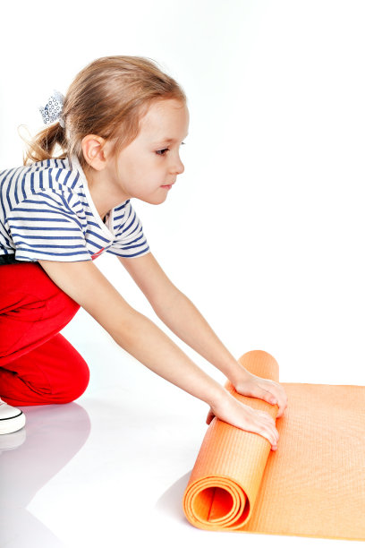 在运动垫上做健身运动。图片下载