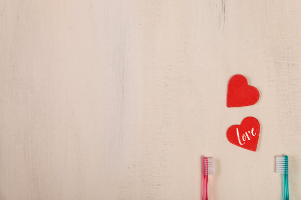 心形和牙刷的爱情概念。图片下载