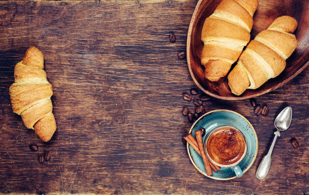 早餐，咖啡和羊角面包图片下载