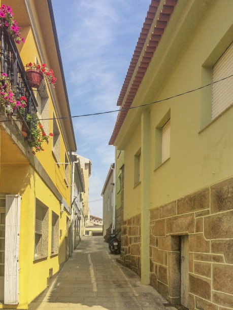 位于ÃArousa岛的狭窄街道图片下载