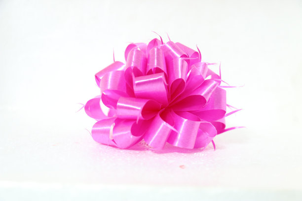白色背景上的粉色丝带图片下载