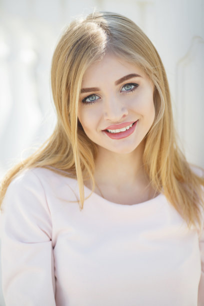 年轻女子在城市街道摆姿势的特写肖像图片下载