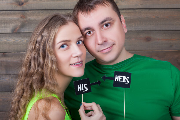 幸福的情侣在一根木棍上展示有趣的图标图片下载