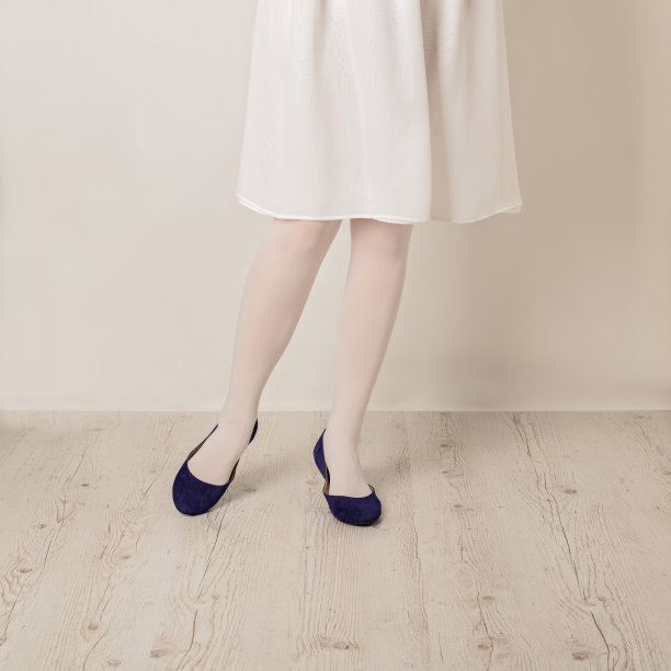 女腿在白色紧身裤，裙子和芭蕾平底鞋在白色的背景。图片下载