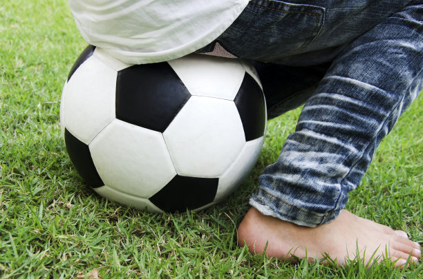 孩子们坐在球上图片下载