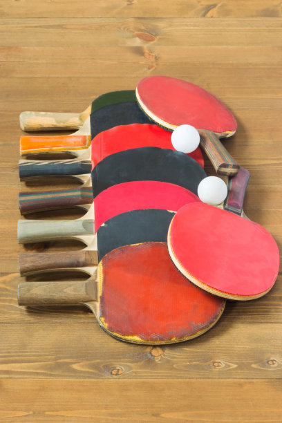 一堆旧乒乓球球拍图片下载