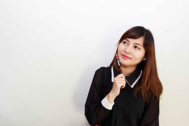 一个迷人的亚洲女人的肖像思考图片下载