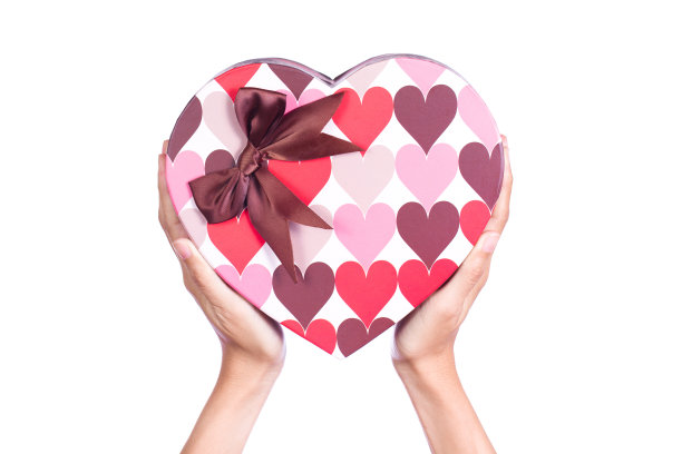 双手捧着白色背景上的心图片下载