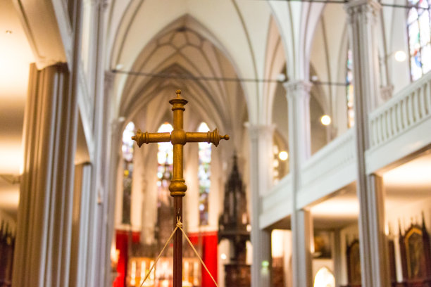 德国丁克尔斯布尔——2016年10月2日:巴伐利亚丁克尔斯布尔圣乔治教堂内部。它是尼古拉·埃塞勒15世纪晚期哥特式风格的杰作图片下载