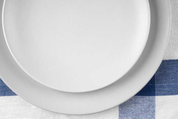 经典格子桌布上的空盘子图片下载
