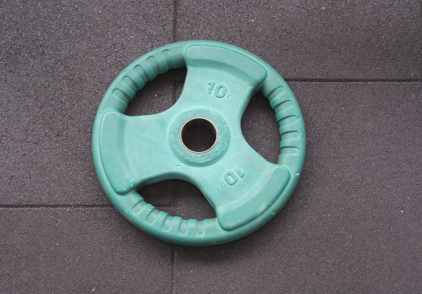 10公斤绿色举重。健身的主题。图片下载