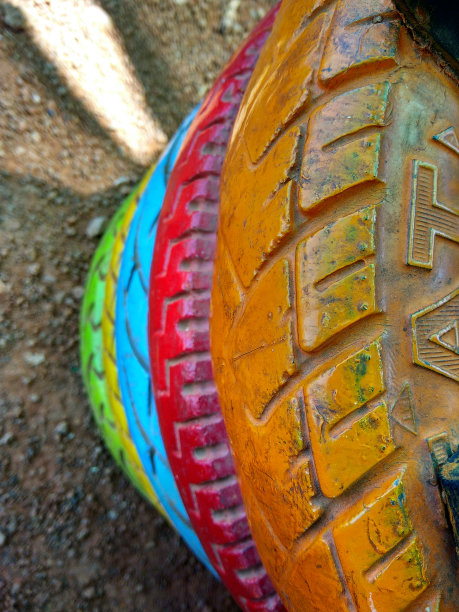 公共场所的轮胎长椅图片下载