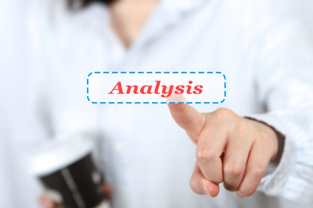 商务女性按分析按钮图片下载