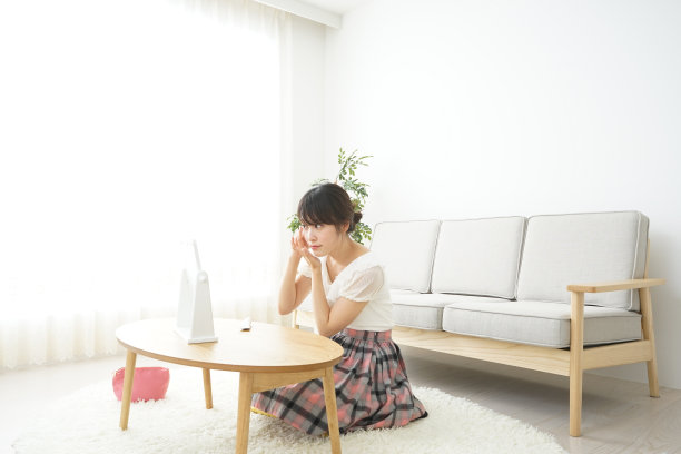 年轻女子化妆图片下载