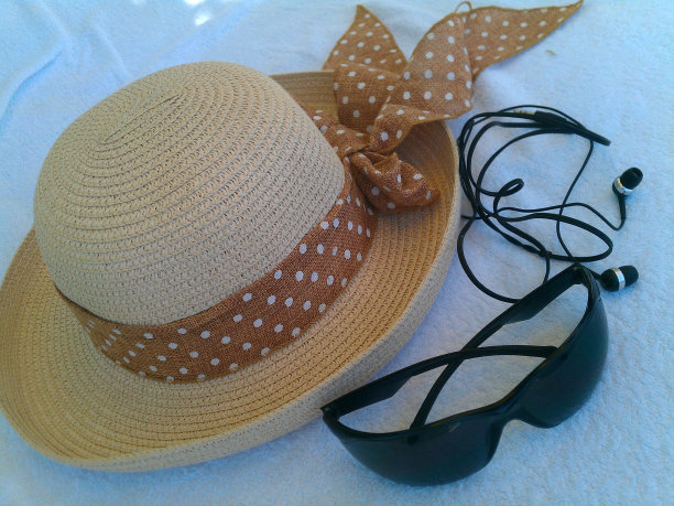 沙滩帽和太阳镜与音乐耳机图片下载