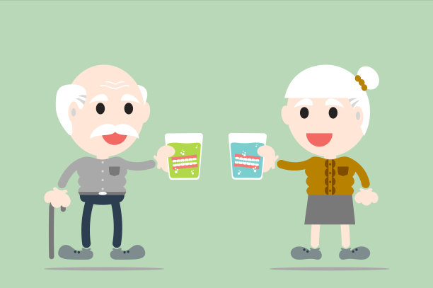 爷爷奶奶拿着玻璃装的假牙图片下载