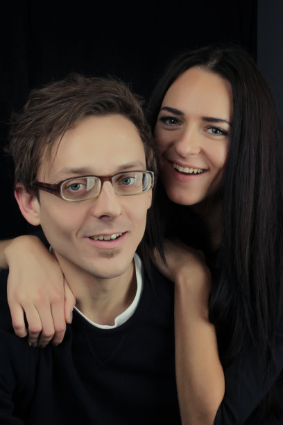 年轻美丽的夫妇的关系图片下载