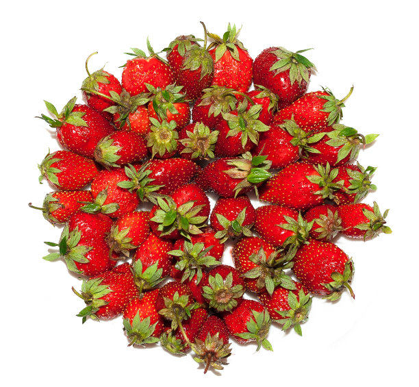 许多成熟的、新鲜的、多汁的草莓被圈地放置，孤立在白色的背景上。图片下载