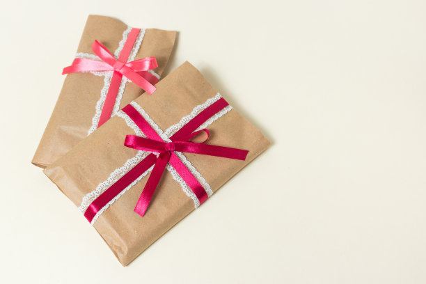 包装好的礼物放在浅(米色)背景上，而不是孤立的图片下载