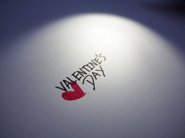 白纸上写着情人节的文字图片下载