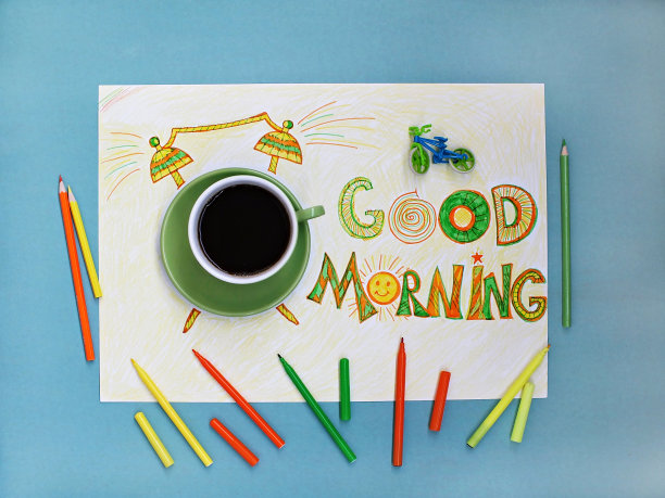 早上好，咖啡和闹钟概念。一杯咖啡和一个手拉闹钟图片下载