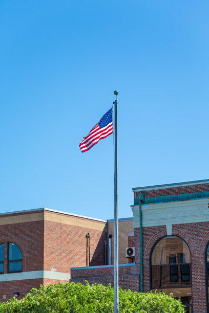 老砖房前的美国国旗图片下载