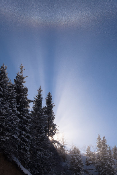 冬天山上的彩虹图片下载