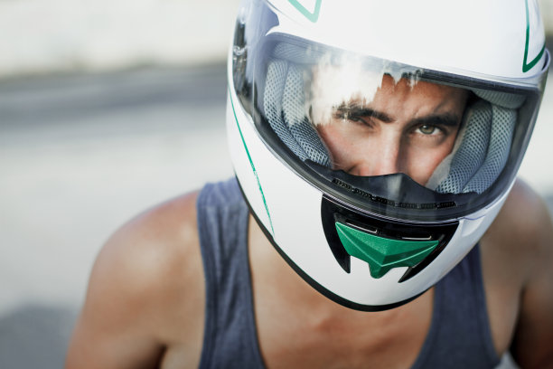 戴着白色头盔的男人图片下载