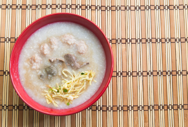 大米粥，大米粥，大米粥，大米汤在木背景上素材图片