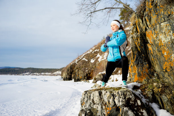 做瑜伽伸展运动的女孩图片下载