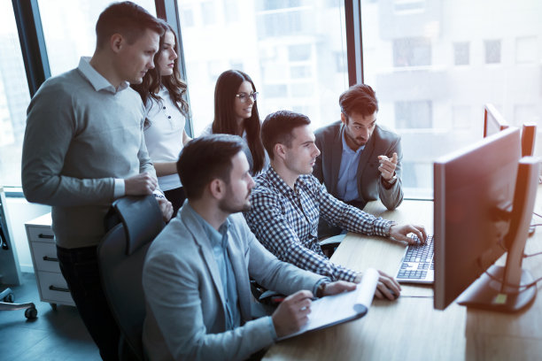 软件工程师在办公室一起开发应用程序图片下载