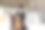 年轻美丽的女孩骑师在冬天的森林骑马图片下载