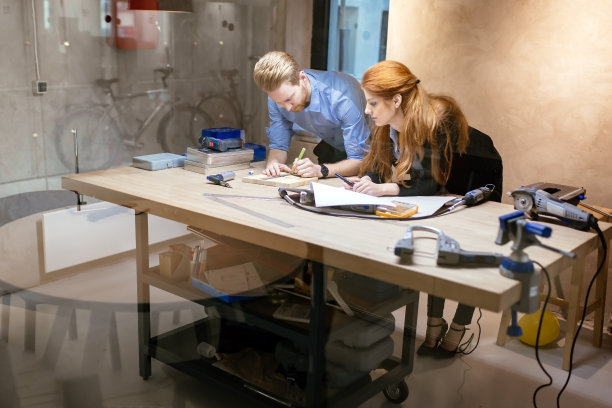 设计师们在现代办公室工作，使用的工具不多图片下载