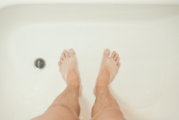 男人洗澡时脚的照片图片下载