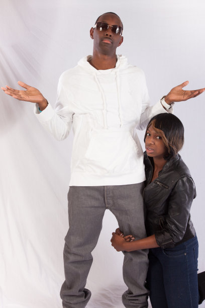 一对黑人情侣，她跪在地上图片下载